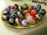 800px-Easter_eggs_-_straw_decoration.jpg